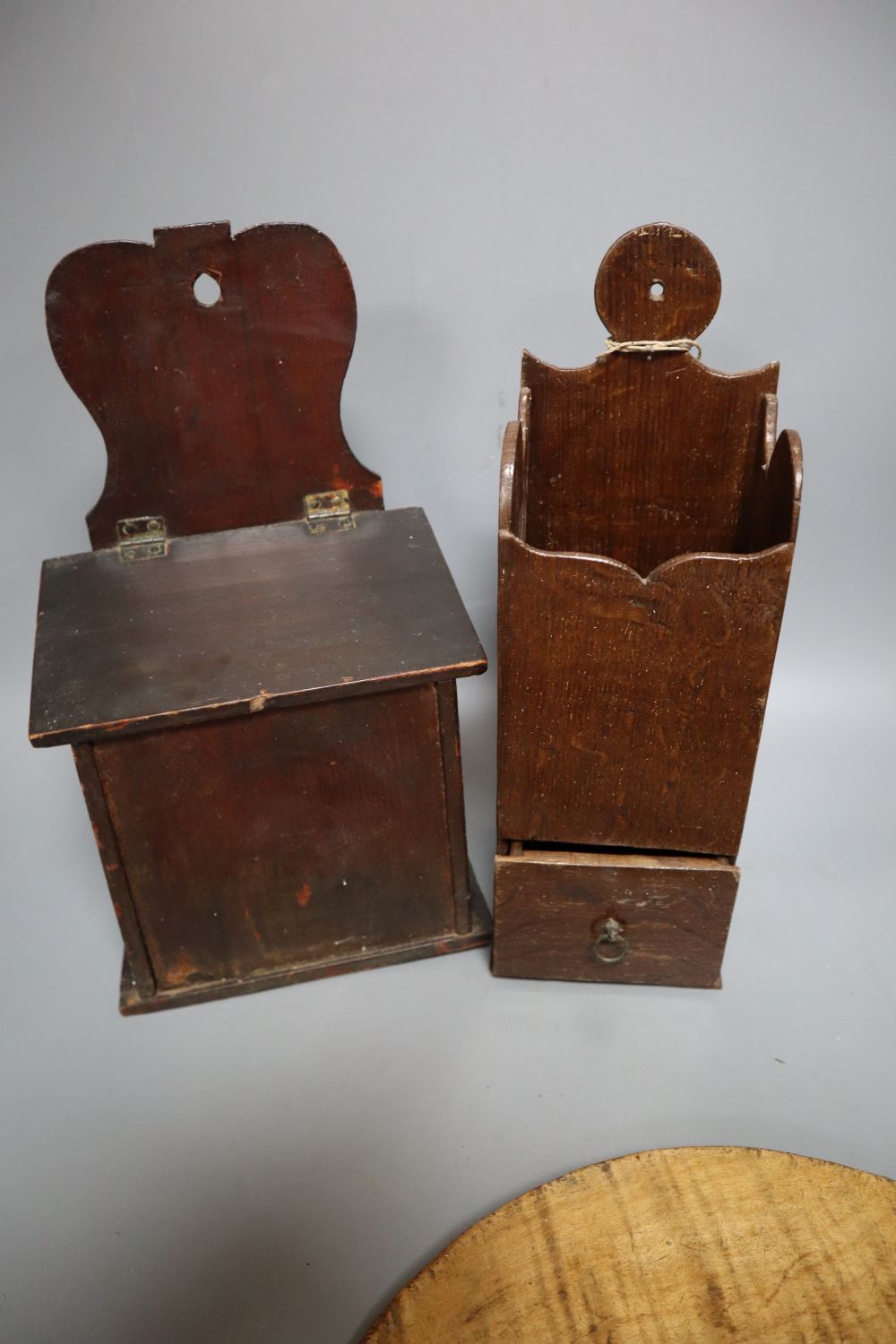 A Continental treen box and cutting boards, 53cm